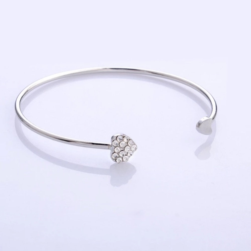 NEW๐๐BEAUTIFUL๐SILVERY๐HEART๐CUFF๐๐BRACELET - Picture 6 of 8